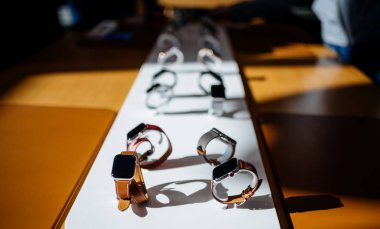 Paris, Fransa - 26 Ekim 2018: Kahraman nesne son Apple Watch serisi 4 Apple Store bilgisayarlarda - odak Hermes lüks seyretmek