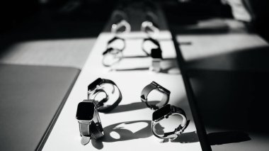 Paris, Fransa - 26 Ekim 2018: Kahraman nesne son Apple Watch serisi 4 Apple Store bilgisayarlarda - odak Hermes lüks seyretmek