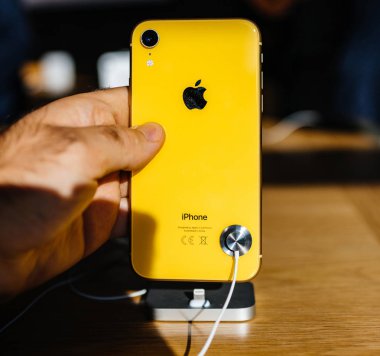 Strasbourg, Fransa - 26 Ekim 2018: Müşteri sarı cam logo müşteriler ile hayran denize indirmek gün boyunca Apple Store bilgisayarlar yeni sarı iphone Xr smartphone dikiz tutan Pov