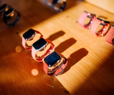 Paris, Fransa - 26 Ekim 2018: Kahraman nesne son Apple Watch serisi 4 Kırmızı Grup Apple Store bilgisayarlar satırlardaki ve alüminyum, çelik ve altın saatler
