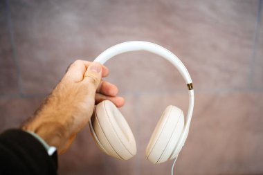 Paris, Fransa - 26 Ekim 2018: taş Bankamatik duvara Apple tarafından Dr Dre yener bir çift kulaklık stüdyo 3 - önden görünüm tutan adam