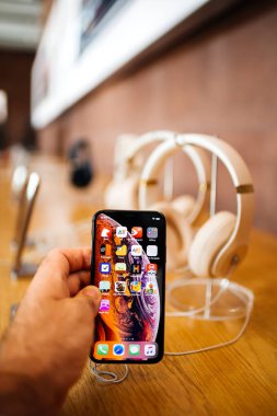 Paris, Fransa - 26 Ekim 2018: yeni iphone Xs Xr Max ile Apple müzik app ve birden çok kablosuz bluetooth kulaklık atıyor tarafından Dr Dre stüdyo 3 telefon ana ekran tutan adam el
