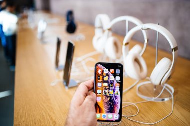 Paris, Fransa - 26 Ekim 2018: yeni iphone Xs Xr Max ile Apple müzik app ve birden çok kablosuz bluetooth kulaklık atıyor tarafından Dr Dre stüdyo 3 tutan adam el