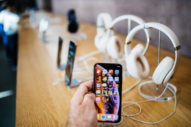 Paris, Fransa - 26 Ekim 2018: Apple müzik app ve birden çok kablosuz bluetooth kulaklık atıyor tarafından Dr Dre stüdyo 3 - perspektif görünümü ile yeni iphone Xs Xr Max tutan adam el
