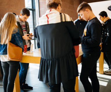 Strasbourg, Fransa - 26 Ekim 2018: en son iphone Xr akıllı telefon Apple Store bilgisayarlar içinde denize indirmek gün boyunca test hayran müşteriler insanlar 