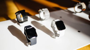 Paris, Fransa - 26 Ekim 2018: Kahraman nesne son Apple Watch serisi 4 Apple Store bilgisayarlarda - focus uzun gölgeler ile Alüminyum seyretmek