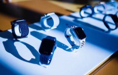 Paris, Fransa - 26 Ekim 2018: Kahraman nesne son Apple Watch serisi 4 Apple Store bilgisayarlarda - Beyaz Nike seyretmek odaklanmak