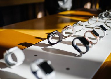 Paris, Fransa - 26 Ekim 2018: Kahraman nesne son Apple Watch serisi 4 Apple Store bilgisayarlarda - altın saat sığ ufuk arka plan odaklanılan perspektif görünüm