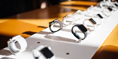 Paris, Fransa - 26 Ekim 2018: Kahraman nesne son Apple Watch serisi 4 Apple Store bilgisayarlarda - sport 42mm İzle sığ ufuk arka plan odaklanılan perspektif görünüm