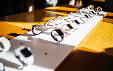 Paris, Fransa - 26 Ekim 2018: Kahraman nesne son Apple Watch serisi 4 Apple Store bilgisayarlarda - perspektif görünüm sığ ufuk arka plan odaklanılan sport izle