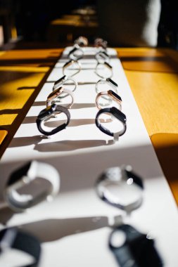 Paris, Fransa - 26 Ekim 2018: Kahraman nesne son Apple Watch serisi 4 Apple Store bilgisayarlarda - sığ ufuk arka plan ile perspektif görünüm