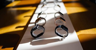 Paris, Fransa - 26 Ekim 2018: Kahraman nesne son Apple Watch serisi 4 Apple Store bilgisayarlarda - siyah alüminyum seyretmek odaklanmak