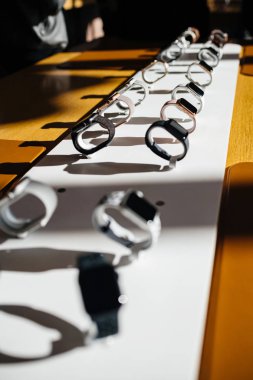 Paris, Fransa - 26 Ekim 2018: Kahraman nesne son Apple Watch serisi 4 Apple Store bilgisayarlarda - altın odaklanmak dikkat ufuk arka plan 