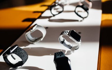 Paris, Fransa - 26 Ekim 2018: Kahraman nesne son Apple Watch serisi 4 Apple Store bilgisayarlarda - gri Nike seyretmek odaklanmak