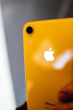 Strasbourg, Fransa - 26 Ekim 2018: en son sarı iphone Xr smartphone tek kamera ve apple logosu hayran denize indirmek gün boyunca test hayran tutarak müşteri