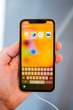 Strasbourg, Fransa - 26 Ekim 2018: en son sarı iphone Xr akıllı telefon Apple Store Computers'ta test denize indirmek gün apps, siri, arama alanı sırasında hayran tutan müşteriler