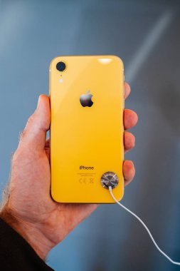 Strasbourg, Fransa - 26 Ekim 2018: en son sarı iphone Xr akıllı telefon Apple Store bilgisayarlar içinde denize indirmek gün woth elma logo çelik davası sırasında test hayran tutarak müşteri