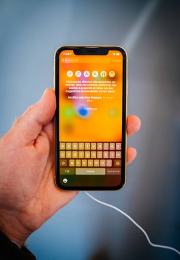 Strasbourg, Fransa - 26 Ekim 2018: en son sarı iphone Xr akıllı telefon Apple Store bilgisayarlar içinde denize indirmek gün arama alanı sırasında test hayran tutan müşteriler