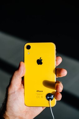 Strasbourg, Fransa - 26 Ekim 2018: Müşteri yeni sarı iphone Xr akıllı telefon Apple Store bilgisayarlarda tek kamera ve apple logosu hayran denize indirmek gün boyunca tutarak Pov