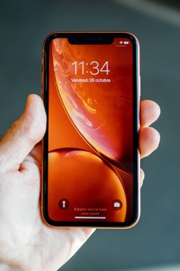 Strasbourg, Fransa - 26 Ekim 2018: Müşteri yeni kırmızı iphone Xr akıllı telefon Apple Store Computers'ta telefonun kırmızı walpaper hayran denize indirmek gün boyunca tutarak Pov