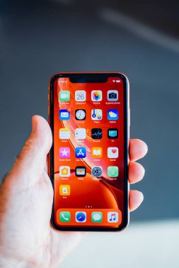 Strasbourg, Fransa - 26 Ekim 2018: Müşteri yeni kırmızı iphone Xr smartphone tüm ev apps ekran hayran denize indirmek gün boyunca tutarak Pov