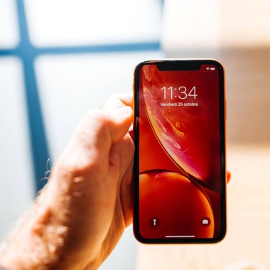 Strasbourg, Fransa - 26 Ekim 2018: Müşteri yeni kırmızı iphone Xr smartphone sıvı retina ekran hayran denize indirmek gün boyunca tutarak Pov