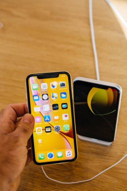 Strasbourg, Fransa - 26 Ekim 2018: Müşteri yeni sarı iphone Xr akıllı telefon Apple Store bilgisayarlarda bulunan beyaz bir yanında denize indirmek gün - dikey fotoğraf sırasında holding Pov