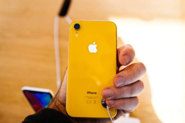 Strasbourg, Fransa - 26 Ekim 2018: Müşteri yeni sarı iphone Xr smartphone arka görüş sırasında denize indirmek gün - dikiz logosu ile Apple Store Computers'ta tutan Pov