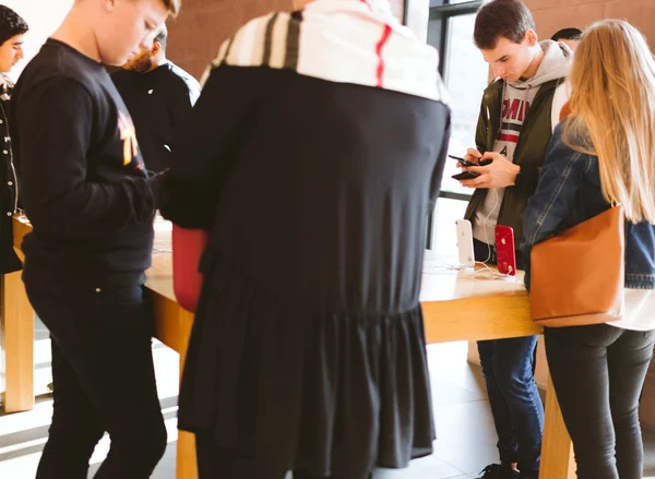 Strasbourg Francia Octubre 2018 Los Clientes Que Admiran Probar Último — Foto de Stock