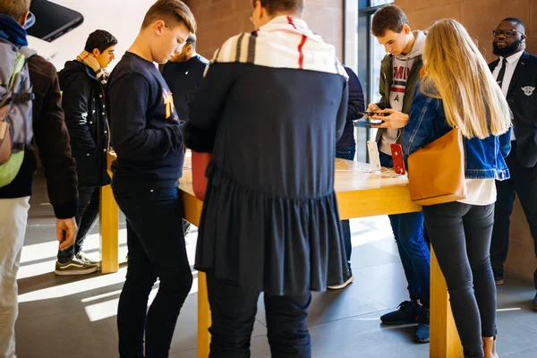 Στρασβούργο Γαλλία Οκτωβρίου 2018 Πελάτες Ανθρώπους Που Θαυμάζουν Δοκιμές Τελευταίες — Φωτογραφία Αρχείου