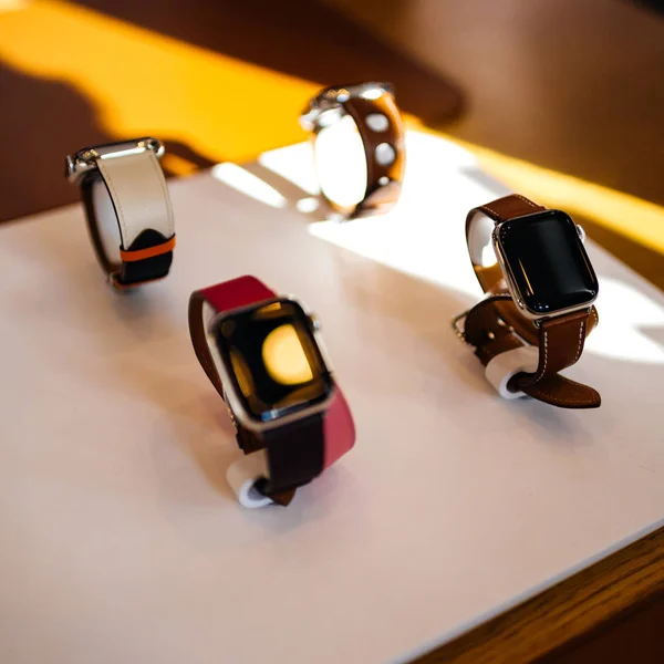 法国巴黎 2018年10月26日 苹果商店电脑最新苹果手表系列4的英雄对象 关注爱马仕手表爱马仕版 — 图库照片