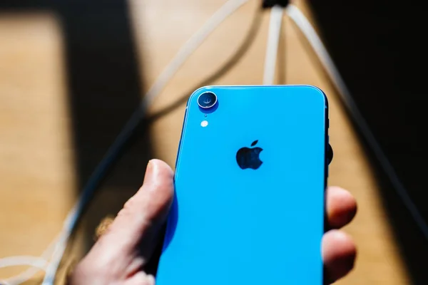 新しいスマート フォンの発売日ハメ撮り中にアップル ストア コンピューターに最新青 Iphone スマート フォンを持っているパリ フランス 2018 — ストック写真