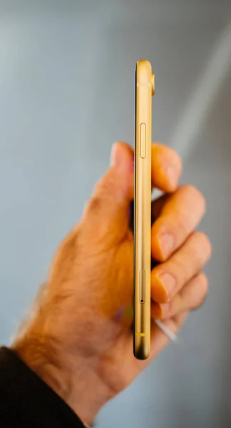 法国斯特拉斯堡 2018年10月26日 在钢制薄手机的发射日侧面观看最新的黄色 Iphone 智能手机时 男子手持欣赏测试 — 图库照片