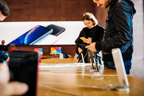 法国斯特拉斯堡 2018年10月26日 顾客女性男性欣赏在苹果商店电脑测试最新的 Iphone 智能手机在推出日垂直图像 — 图库照片