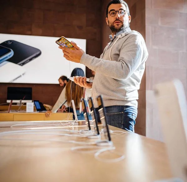 Strasbourg France Oct 2018 Curious Customers Man Admiring Testing Latest — Stock Photo, Image