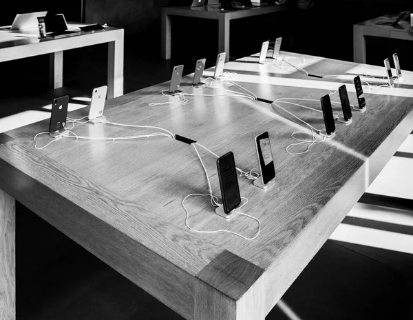 新しい手掛かり レッド コーラル 白と黄色 Iphone でスマート フォンのアップルコンピューター ストア中に木製のテーブルの黒と白の発売日パリ フランス 2018 — ストック写真