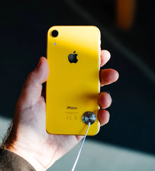 Strasburg Francja Października 2018 Klienta Pov Trzymając Nowy Smartphone Żółty — Zdjęcie stockowe