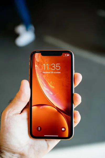 法国斯特拉斯堡 2018年10月26日 客户波夫持有新的红色 Iphone 智能手机在发布会当天欣赏红色主屏幕与相机和灯光按钮在屏幕上 — 图库照片