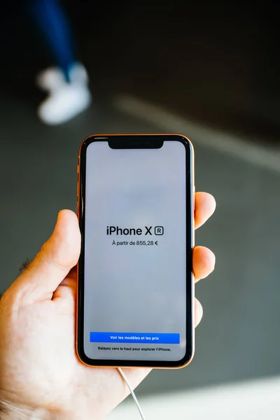 法国斯特拉斯堡 2018年10月26日 在推出当天 在苹果商店电脑公司持有新的红色 Iphone 智能手机的客户波夫欣赏高昂的起步价 — 图库照片