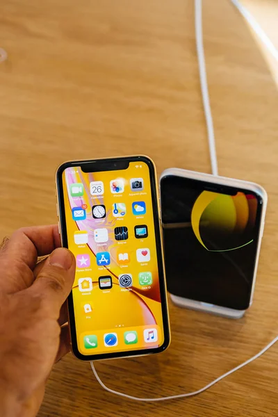 Στρασβούργο Γαλλία Οκτωβρίου 2018 Πελάτης Pov Κρατώντας Νέο Smartphone Κίτρινο — Φωτογραφία Αρχείου