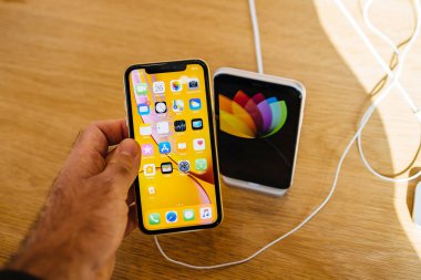 Strasbourg, Fransa - 26 Ekim 2018: Müşteri yeni sarı iphone Xr akıllı telefon Apple Store bilgisayarlarda bulunan beyaz bir yanında denize indirmek gün yatay fotoğraf sırasında holding Pov