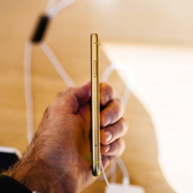 Strasbourg, Fransa - 26 Ekim 2018: Müşteri ne kadar ince bu Apple Store bilgisayarlar içinde denize indirmek gün boyunca arıyor yeni sarı iphone Xr smartphone tutan Pov 