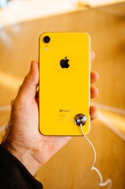 Strasbourg, Fransa - 26 Ekim 2018: en son sarı iphone Xr akıllı telefon Apple Store bilgisayarlar içinde denize indirmek gün woth elma logo çelik davası sırasında test hayran tutarak müşteri