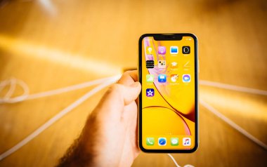 Strasbourg, Fransa - 26 Ekim 2018: son sarı iphone Xr akıllı telefon Apple Store bilgisayarlar ana ekran apps ile denize indirmek gün boyunca test hayran tutarak müşteri 