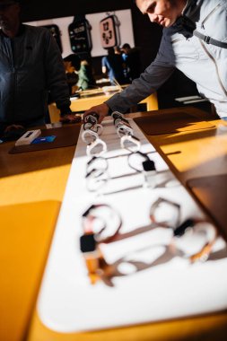 Paris, Fransa - 26 Ekim 2018: Kahraman nesne son Apple Watch serisi 4 Apple Store bilgisayarlarda - odak Hermes lüks seyretmek