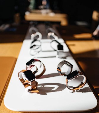 Paris, Fransa - 26 Ekim 2018: Kahraman nesne son Apple Watch serisi 4 Apple Store bilgisayarlarda - odak Hermes lüks seyretmek