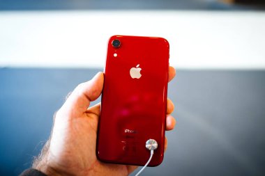 Paris, Fransa - 26 Ekim 2018: denize indirmek gün - cam logo ile arka sırasında kırmızı yeni iphone Xr akıllı telefon Apple bilgisayarlardan tutan adam Pov el