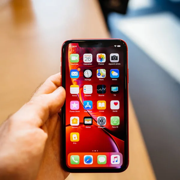 Strasburg Francja Października 2018 Klienta Pov Trzymając Nowy Iphone Czerwony — Zdjęcie stockowe