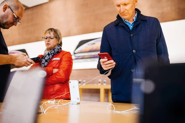 París Francia Octubre 2018 Apple Store Con Cliente Senior Masculino — Foto de Stock