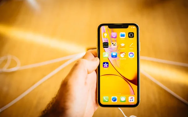 ホーム画面アプリで発売日にアップル ストア コンピューターで黄色 Iphone の最新スマート フォンのテストを眺めを保持しているストラスブール フランス 2018 — ストック写真